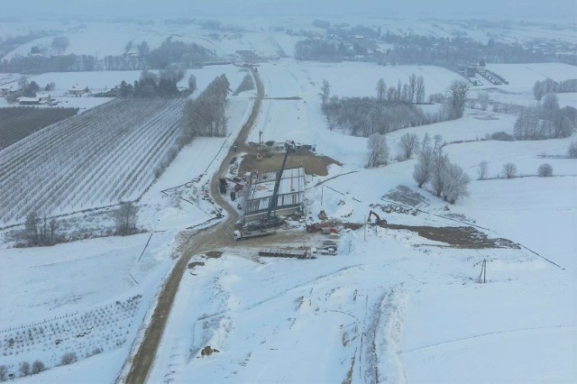 Zobacz aktualny stan budowy obwodnicy Opatowa na zdjęciach z drona. Więcej na kolejnych slajdach