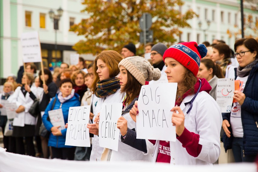 W piątek białostoccy pracownicy medyczni znów protestowali...