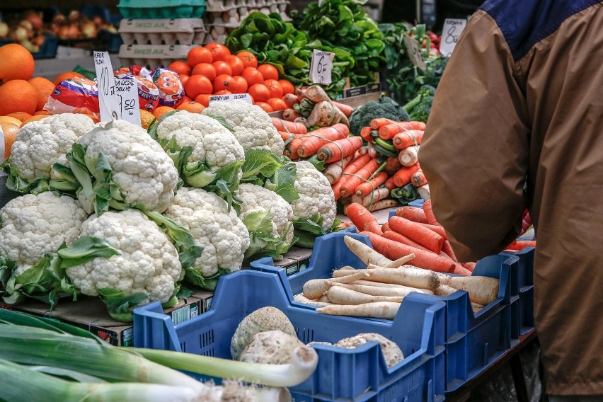 W czerwcu GUS odnotował wyraźnie taniejące warzywa (-2,4%...