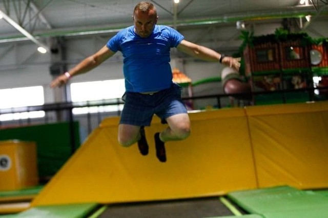 Wiele osób skorzystało w sobotę z FlySky - to wyjątkowy Park Rozrywki w Kielcach. Ogromną popularnością cieszyły się trampoliny oraz ścianki wspinaczkowe. FlySky, to idealne miejsce zarówno na pierwsze kroki na trampolinach, zabawę i rozładowanie emocji po ciężkim dniu jak i świetne miejsce dla każdego, kto chciałby się nauczyć akrobacji, trenować kombinacje trików, a także wykonywać ćwiczenia gimnastyczne.O tym wyjątkowym miejscu mówią Wera Świercz i Tomasz Kollassa.Na kolejnych slajdach galeria zdjęć z FlySky>>>  