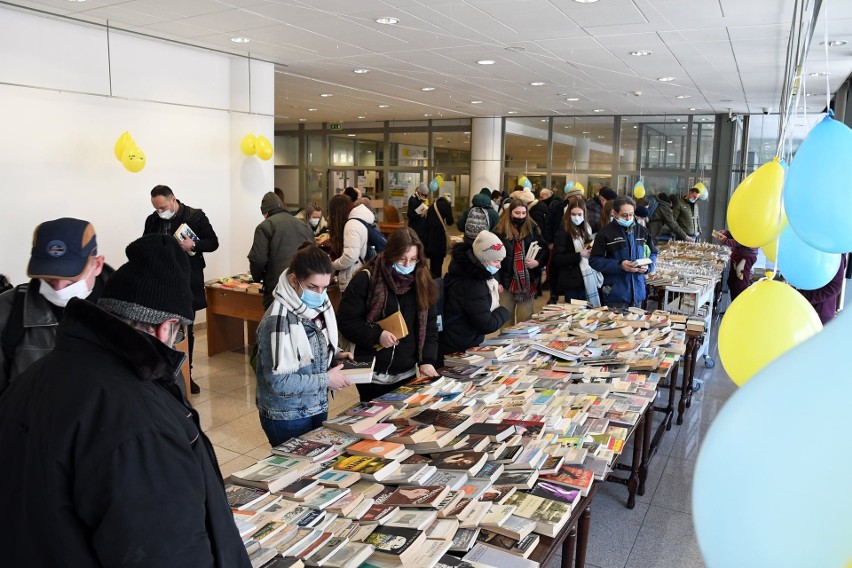 Ponad 6 tys. zł na wsparcie uchodźców z Ukrainy. Książnica Podlaska podsumowała piątkowy kiermasz książek (zdjęcia)