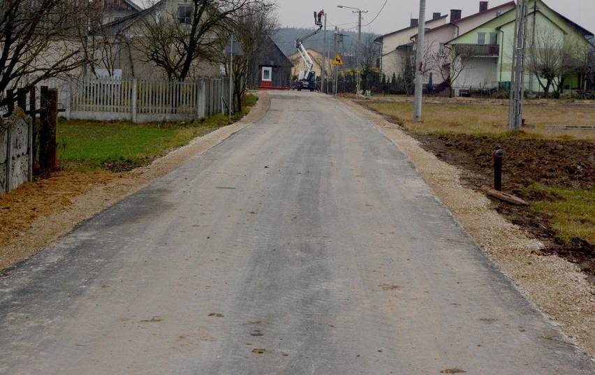 Remont dróg w gminie Daleszyce. W Brzechowie i Sierakowie są nowe nawierzchnie