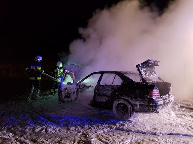 W środę około godz 18:30 do dyżurnego PSP Białogard  dotarło zgłoszenie o płonącym samochodzie w miejscowości Słonino ( powiat białogardzki). Gdy strażacy dotarli na miejsce całe auto trawił ogień. Mimo błyskawicznej reakcji strażaków z OSP Tychowo oraz PSP Białogard niestety auto marki BMW spłonęło niemal doszczętnie. Na chwilę obecną nie wiadomo co było przyczyną pożaru. 