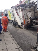 Nietypowe zdarzenie na Niebuszewie... Pod śmieciarką zapadła się jezdnia [WIDEO]