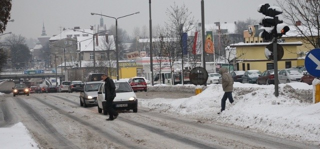 Ulica Szczecińska w Słupsku była w fatalnym stanie, jak wiele innych głównych arterii w mieście. Służby drogowe twierdzą, że sobie radzą.