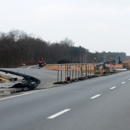 Niedługo stara ,,trójka'' pod Jastrzębcem zostanie zamknięta, a ruch puszczony objazdem. W tym miejscy drogowcy z Berger Bau zaczną stawiać wiadukt, którym pobiegnie S3.