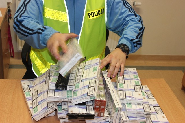 Łącznie policjanci znaleźli 4400 sztuk nielegalnych papierosów.