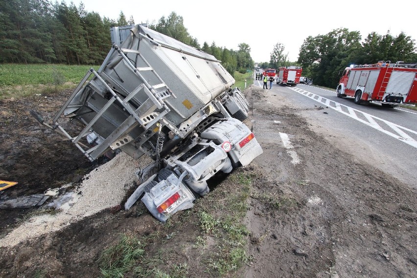 Podzamcze, gmina Chęciny. Zderzenie ciężarówki z osobówką na drodze krajowej numer 7. Samochody wpadły do rowu