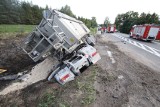 Podzamcze, gmina Chęciny. Zderzenie ciężarówki z osobówką na drodze krajowej numer 7. Samochody wpadły do rowu