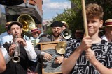 Parada Nowoorleańska rozpoczęła XIV Poznań Old Jazz Festival. Ale nie tylko muzyką żyją jazzmani w Starym Browarze! [ZDJĘCIA]