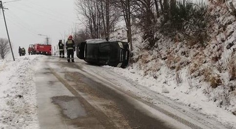 Droga w Brzezince w sobotę, 28 grudnia. Kierująca twierdzi,...