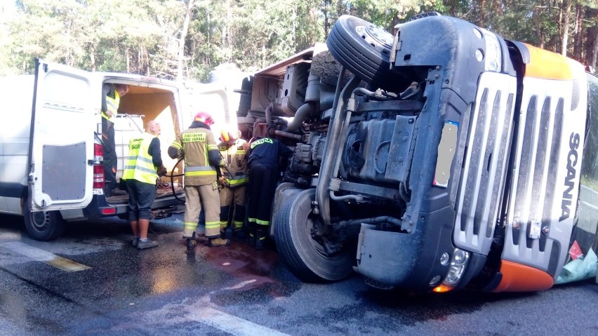 Wypadek w Karsach. Na drodze krajowej numer 79 przewróciła się ciężarówka przewożąca cement!