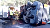 Wypadek w Karsach. Na drodze krajowej nr 79 przewróciła się ciężarówka przewożąca cement. Kierowca w szpitalu