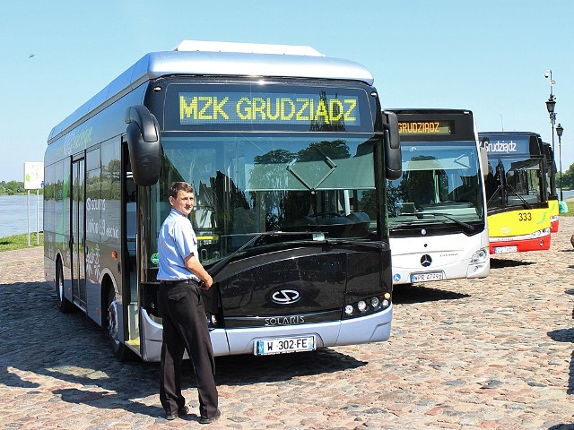 Nowe autobusy w MZK GrudziądzZbigniew Olszewski miał okazję testować "Solarisa" z napędem elektrycznym