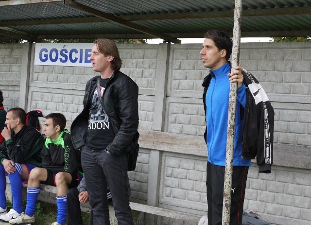 Nowy trener Powiślanki Lipsko, Daniel Machał (z prawej) nie miał na razie powodów do radości. Jego zespół przegrał w sobotę w Błędowie