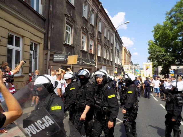 Interwencja policji podczas procesji w Przemyślu.