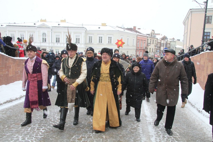 Wiele osób uczestniczyło w Orszaku Trzech Króli, który odbył...