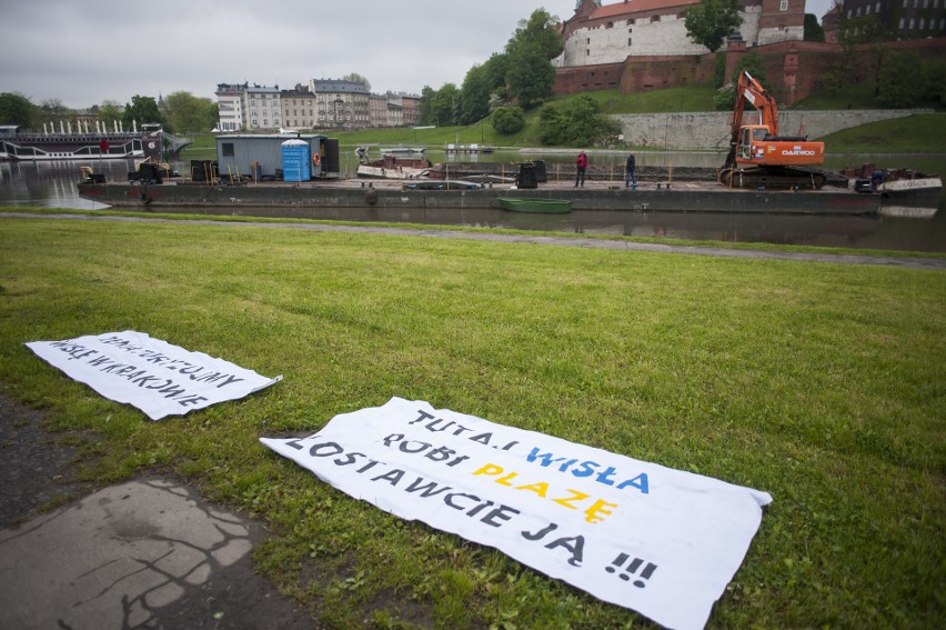 Kraków. Protestowali przeciwko usuwaniu dzikiej plaży pod Wawelem