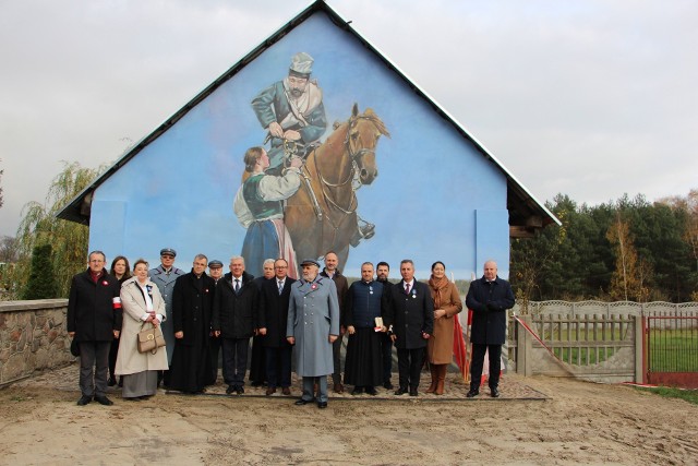 Podczas niedzielnych obchodów Dnia Niepodległości we Wrzosie, w gminie Przytyk,został  odsłonięty mural przedstawiający fragment obrazu "Ranny powstaniec" Stanisława Witkiewicza, znajdujący się tuż obok kościoła.