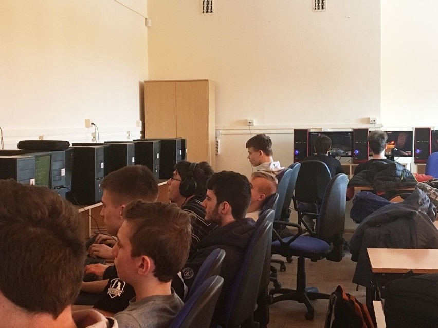 Turniej gry komputerowej Quake III Arena w Małogoszczu - weterani stanęli na podium