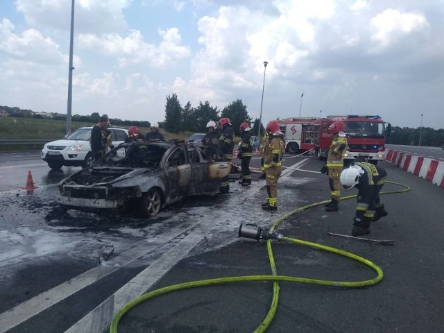 Spalony samochód na autostradzie pod Wrocławiem