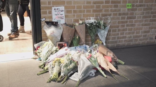 Na peronie 9 i 3/4 na stacji King’s Cross w Londynie zebrał się tłum ludzi by oddać hołd zmarłemu Alanowi Rickmanowi.