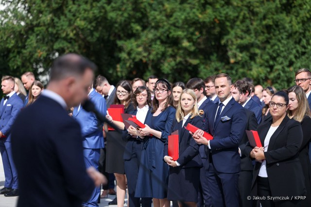 Prezydent Andrzej Duda wręczył akty mianowania do pełnienia urzędu na stanowisku asesora sądowego w środę, 14 września 2022 roku. Uroczystość odbyła się w ogrodach Pałacu Prezydenckiego w Warszawie