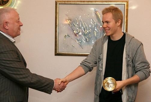 Nagrodę od prezesa Andrzeja Kowalczyka odbiera młociarz Kajetan Prusaczyk