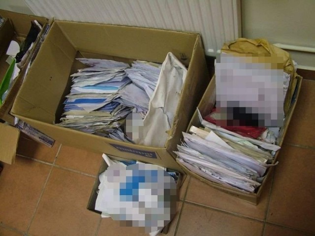 Policjanci z Nakła zatrzymali 21-letniego listonosza, który zamiast dostarczyć adresatom powierzone mu listy, wyrzucił je w lesie poza miastem