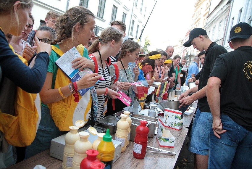 Kraków. Rynek opanowany przez pielgrzymów [ZDJĘCIA]