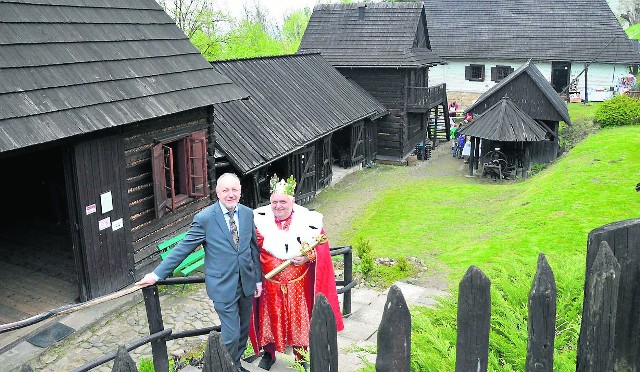 Marek Gabzdyl, prezes oddziału PTTK w Dobczycach i Krzysztof Pstruś w roli króla Kazimierza na terenie skansenu