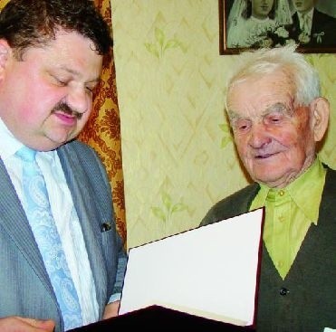 Wójt gminy Boćki Stanisław Derehajło odczytał jubilatowi życzenia od premiera Donalda Tuska i wierszowane życzenia od urzędników