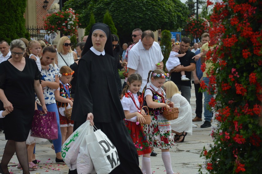 Proszowice. Procesja Bożego Ciała przeszła ulicami miasta [ZDJĘCIA, WIDEO]