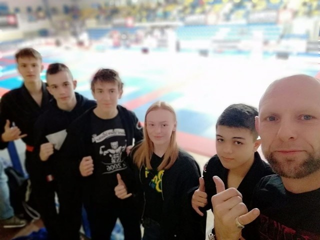 W Katowicach rozegrano XV Mistrzostwa Polski w Brazylijskim Jiu Jitsu. Doskonale spisali się zawodnicy Akademii Sztuk Walki Black Panther Bydgoszcz.Na Górnym Śląsku klub z Wyżyn reprezentowało siedmioro zawodników, pięcioro z nich stanęło na podium. Złote krążki wywalczyli: Krzysztof Brzozowski i Tomasz Żarnowski, srebrne medale przywieźli: Stanisław Knopik oraz Daria Brzozowska (córka Krzysztofa, właściciela i trenera ASW Black Panther), na najniższym stopniu podium stanął z kolei Karim Bennour.W zawodach wzięło udział ponad 1700 zawodniczek i zawodników.ZOBACZ ZDJĘCIA Z KATOWIC >>>