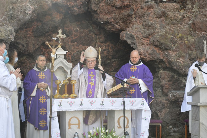 Na zakończenie mszy św. bp Andrzej Czaja udzielił obecnym –...