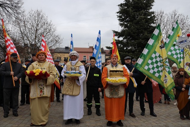 Orszak Trzech Króli przeszedł również ulicami Chmielnika. Zobacz zdjęcia z obchodów święta >>>