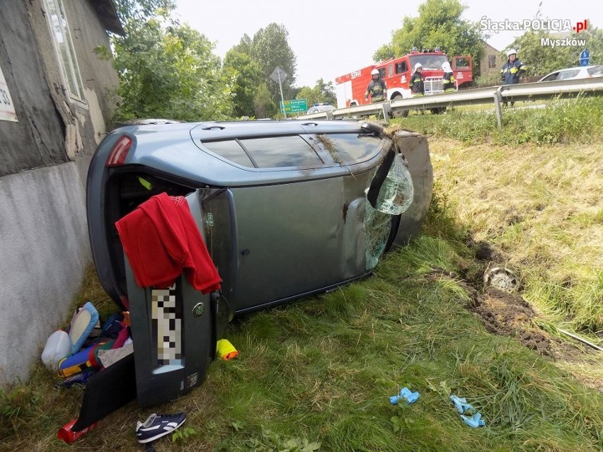 Kierowca renault clio, nie zastosował się do znaku STOP i...