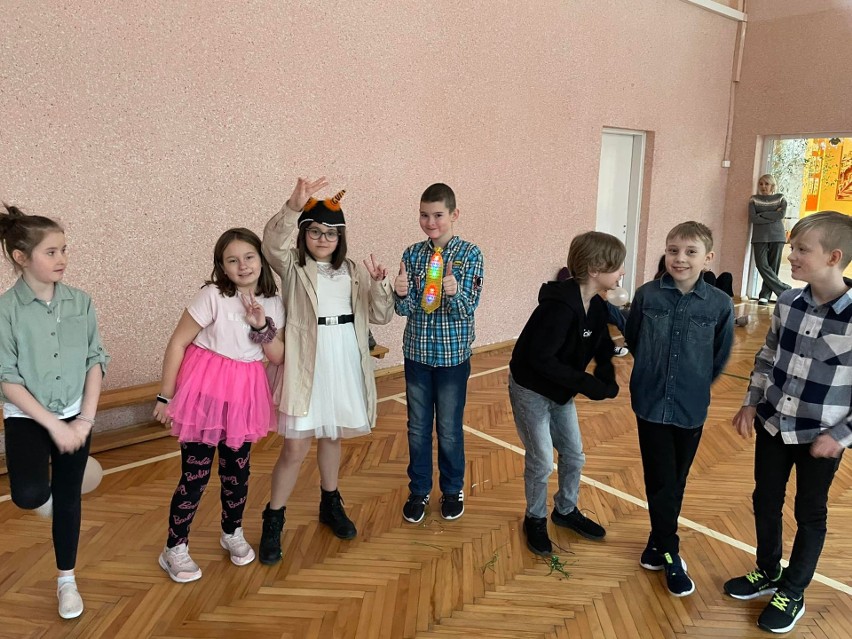 Zabawa karnawałowa w Szkole Podstawowej w Słupczy, w gminie Dwikozy. Były tańce i konkurs na najciekawszy strój. Zobaczcie zdjęcia