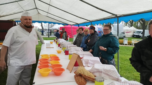 Trwa Święto Parku w Żarach. Choć pogoda nie dopisała, organizatorzy zapraszają na imprezę, która potrwa do 18.00