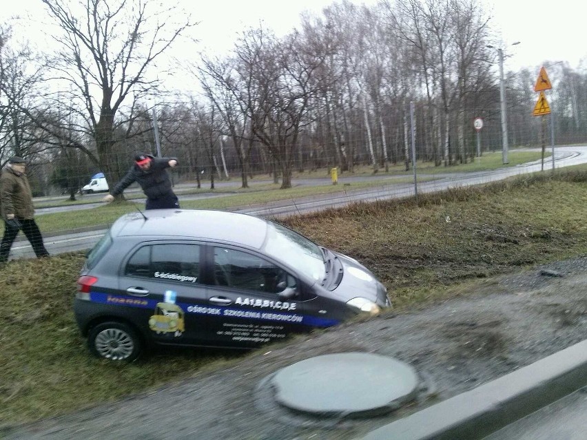 Przy zjeździe do Sosnowca samochód wpadł do rowu