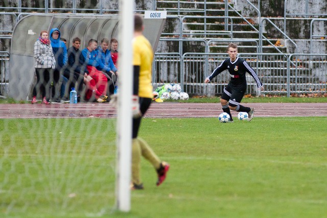 Gryf Słupsk Junior A pokonał swoich rówieśników z Pęplina 10:0. Mecz rozgrywany był w trudnych warunkach atmosferycznych. Pęplinianie wytrzymali bez straty bramki do 18 minuty kiedy na listę strzelców wpisał się Oskar Sosnówka.