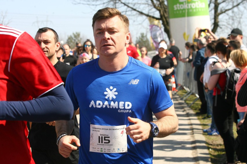 Biegli w niedzielę nad Zalewem Zemborzyckiem. To ostatni bieg z cyklu "Cztery Dychy do Maratonu" [DUŻO ZDJĘĆ]