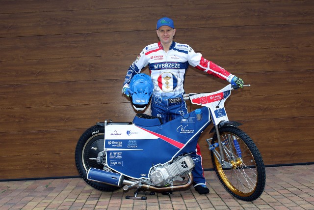 Lider Wybrzeża Krzysztof Kasprzak prezentuje strój oraz motocykl w zupełnie nowej odsłonie