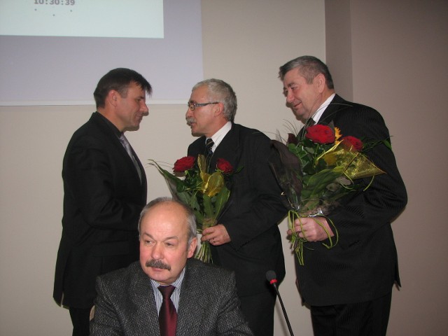 Henryk Dąbrowski (siedzi) zastanawia się, czy radni nie zostali ośmieszeni