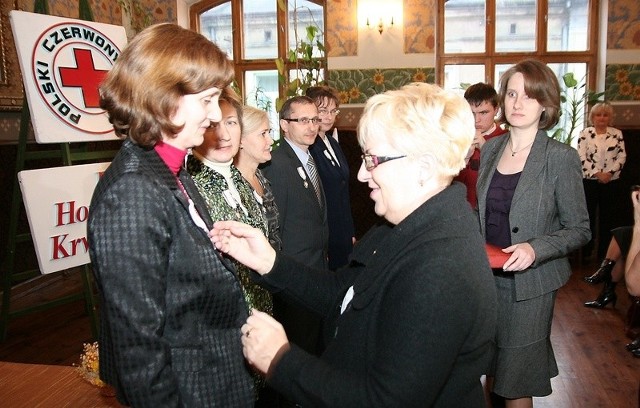 Na zdjęciu: dekoracja honorowymi odznakami PCK trzeciego stopnia. Z lewej - Urszula Marciniak odbiera gratulacje od Łucji Andrzejczyk z zarządu głównego PCK. 