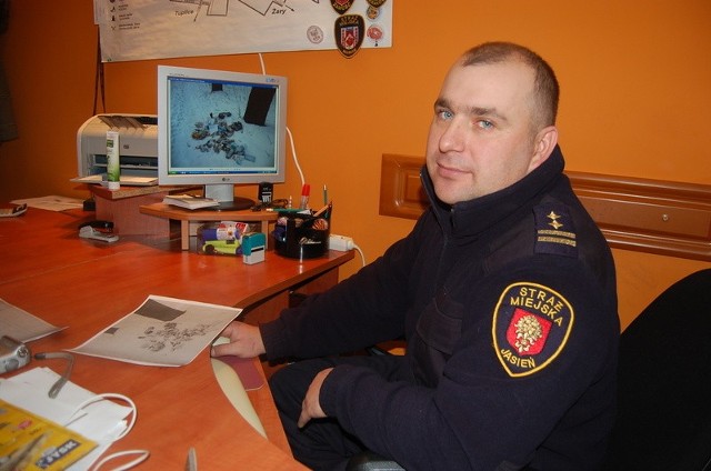 Komendant straży miejskiej w Jasieniu Dariusz Góralczyk przyznaje, że chciałby mieć więcej pracowników.
