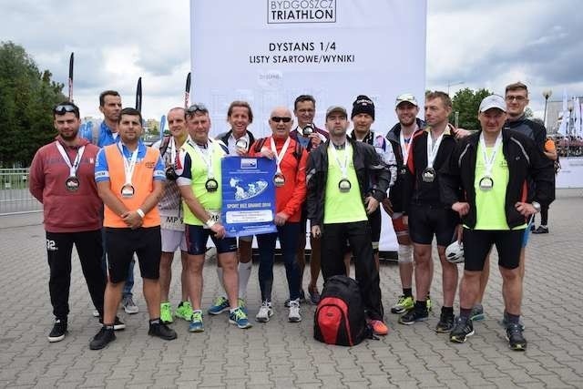 Za metą wszyscy uczestnicy z dysfunkcją wzroku (Łukasz Skąpski z torbą) byli zadowoleni i dziękowali organizatorom Bydgoszcz Triathlon za pomoc w organizacji 1. MP w triathlonie niewidomych i niedowidzących. Fot. Georgina Myler 