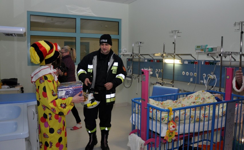 Szpital w Prokocimiu odwiedził Święty Mikołaj. Przyniósł prezenty od strażaków i pilotów