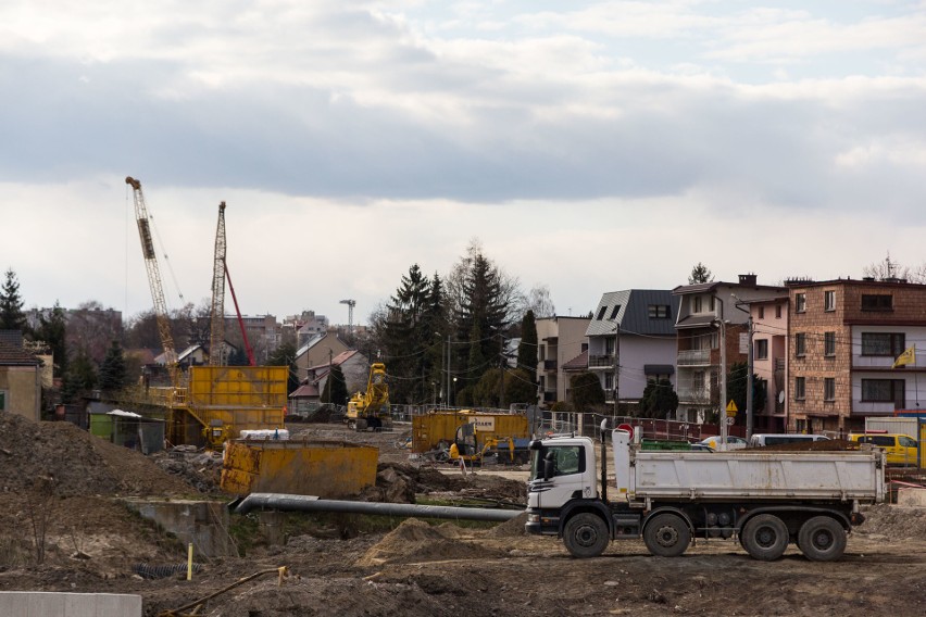 Kraków. Pogoda sprzyja przyspieszeniu budowy Trasy Łagiewnickiej. Prace prowadzone są przez małe brygady zachowujące odstęp [ZDJĘCIA]