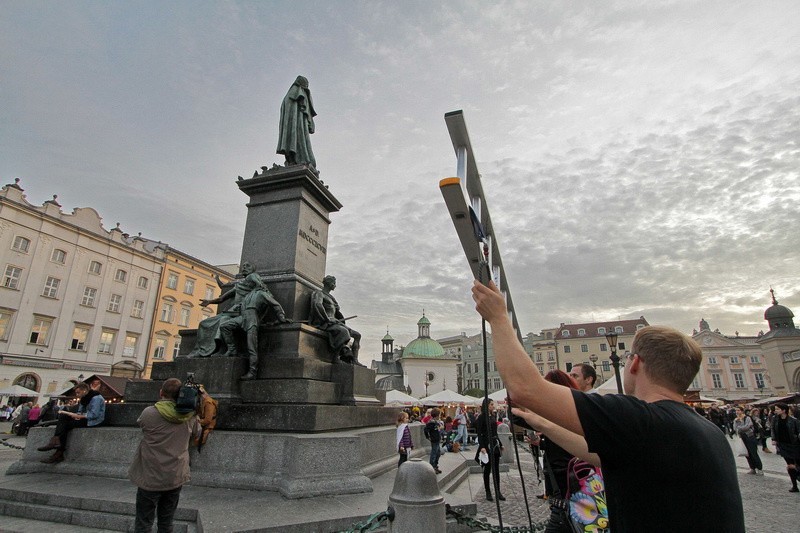 Spod pomnika Adama Mickiewicza wyruszył antysmogowy marsz żałobny [ZDJĘCIA]